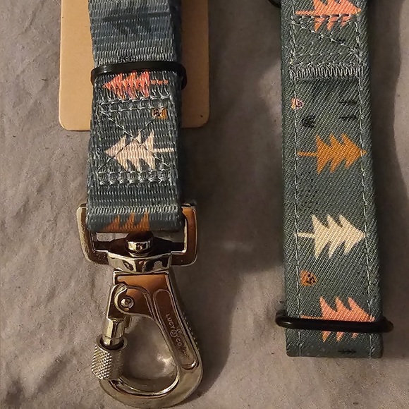 Lucy & Co. Take A Hike Dog Collar (M) and Matching Leash - Picture 4 of 5
